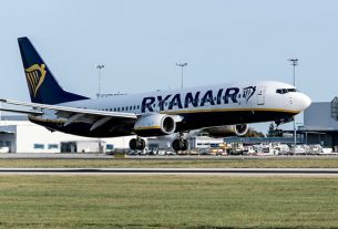 Ryanair plane landing