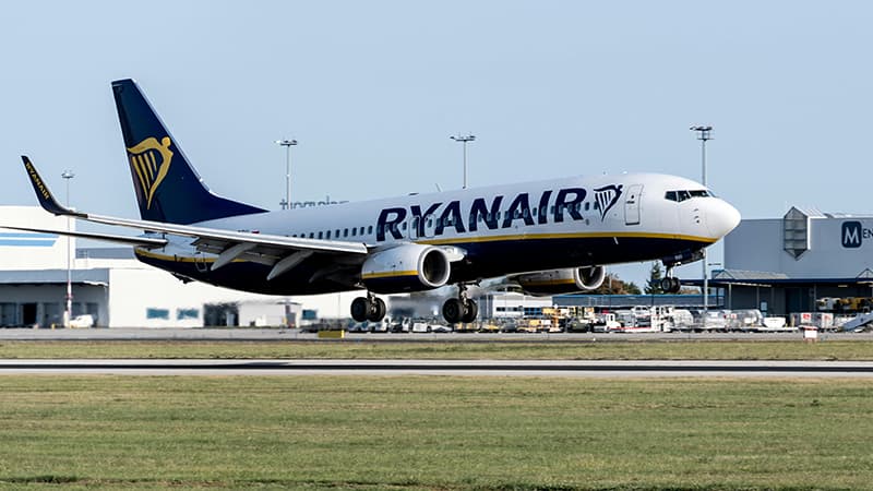 Ryanair plane landing